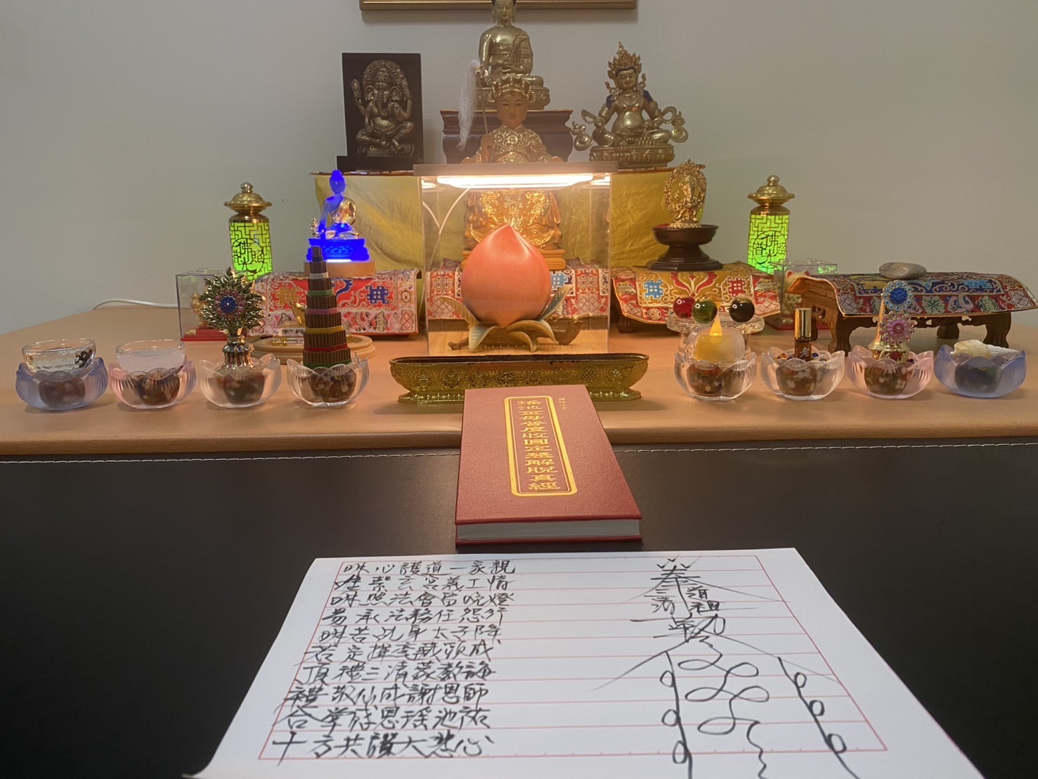 玄成宮佛壇前的慈文手稿與經書